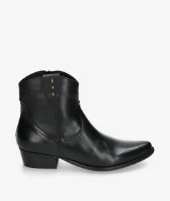 Botines pabloochoa.shoes CALIOPE SB TACHAS en negro