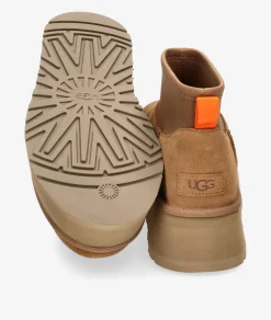 Botines UGG CLASSIC MINI DIPPER en cuero